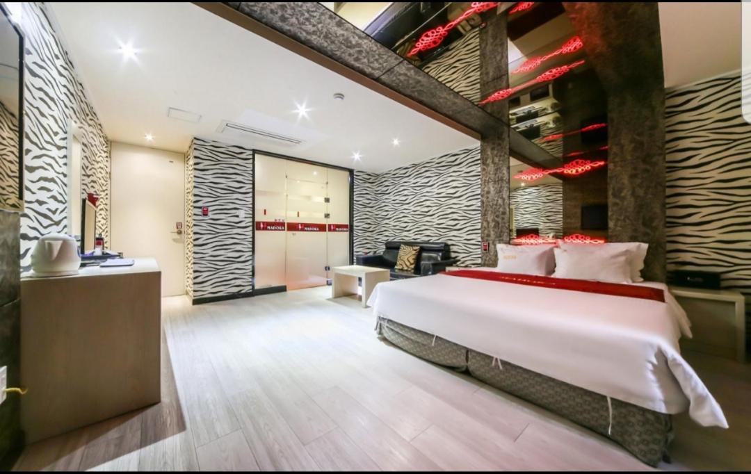 Madoka Motel Кёнджу Экстерьер фото